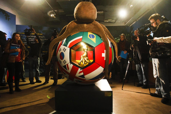 A monument of the octopus Paul is presented at the Sea Life aquarium in the western German city of Oberhausen, Jan 20, 2011. World Cup oracle Octopus Paul died in Oct 2010. [Xinhua]