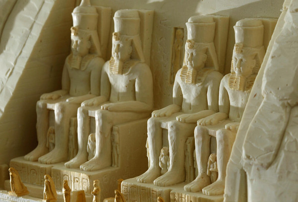 A chocolate sculpture of the Abu Simbel, created by Italian chocolatier Mirco Della Vecchia, is displayed as part of his &apos;Chocolate World Heritage&apos; exhibition in Hong Kong Jan 20, 2011. Vecchia currently holds the Guinness World Record title for making the largest chocolate sculpture in the world. [China Daily/Agencies]