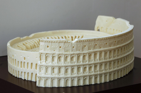 A chocolate sculpture of the Colosseum, created by Italian chocolatier Mirco Della Vecchia, is displayed as part of his &apos;Chocolate World Heritage&apos; exhibition in Hong Kong Jan 20, 2011. [China Daily/Agencies]