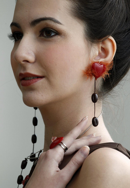 A model wears chocolate accessories made by Italian chocolatier Mirco Della Vecchia, during an exhibition in Hong Kong Jan 20, 2011. [China Daily/Agencies]