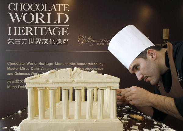 Italian chocolatier Mirco Della Vecchia makes a chocolate sculpture of the Parthenon as part of his &apos;Chocolate World Heritage&apos; exhibition in Hong Kong Jan 20, 2011. [China Daily/Agencies]