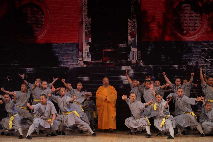 Shaolin monks demonstrate some kungfu moves in Moscow, capital of Russia, Jan 20, 2011. Monks from China&apos;s Shaolin Temple are performing Shaolin kungfu for Russian audiences between Jan 17 and Jan 23 in Moscow. [Photo/Xinhua] 