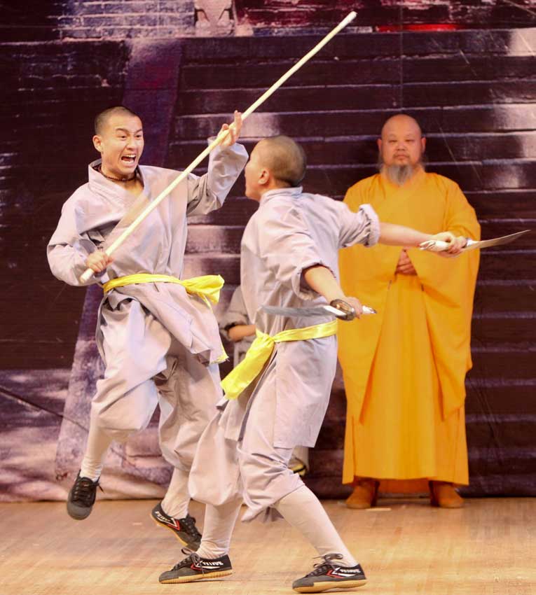Shaolin monks demonstrate some kungfu moves in Moscow, capital of Russia, Jan 20, 2011.[Photo/Xinhua]