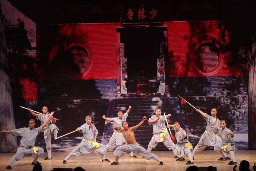 Shaolin monks demonstrate some kungfu moves in Moscow, capital of Russia, Jan 20, 2011.[Photo/Xinhua]
