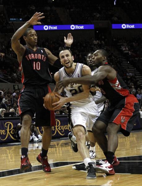 San Antonio Spurs Manu Ginobili (C) gets fouled by Toronto Raptors Joey Dorsey (L) and DeMar DeRozan during the first half of their NBA basketball game in San Antonio, Texas, January 19, 2011. Spurs beat Raptors 104-95. (Xinhua/Reuters Photo)