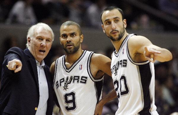 San Antonio Spurs head coach Gregg Popovich (L) talks to Tony Parker (C) and Manu Ginobili during the first half of their NBA basketball game in San Antonio, Texas, January 19, 2011. (Xinhua/Reuters Photo)