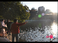 Green Lake Park (Cuihu Park), is an urban park in Kunming, Yunnan Province, China. Green Lake is surrounded by restaurants and tea houses (some with rooftop dining), shops, and hotels. Two long dikes divide the lake into 4 small lakes linked by traditional Chinese bridges. [Photo by Wang Di]