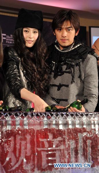 Main actors Fan Bingbing (L) and Bo-Lin Chen (R) attend the press conference of the new film 'Buddha Mountain' in Beijing, capital of China, Jan. 20, 2011.