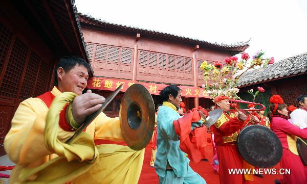 Members of a flower-drum troupe rehearse at the Fengzuizi village of Bengbu, east China's Anhui Province, Jan. 19, 2011, to greet the traditional Spring Festival, which falls on Feb. 3 this year. Flower-drum dance, a folk dance featuring lantern performances and percussion instruments integrated in harmony, is popular along the Huaihe river areas of China. Fengzuizi village of Bengbu is cited as a famous village for flower-drum dance. 