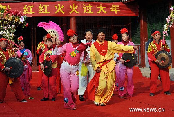 Members of a flower-drum troupe rehearse at the Fengzuizi village of Bengbu, east China's Anhui Province, Jan. 19, 2011, to greet the traditional Spring Festival, which falls on Feb. 3 this year. Flower-drum dance, a folk dance featuring lantern performances and percussion instruments integrated in harmony, is popular along the Huaihe river areas of China. Fengzuizi village of Bengbu is cited as a famous village for flower-drum dance. 
