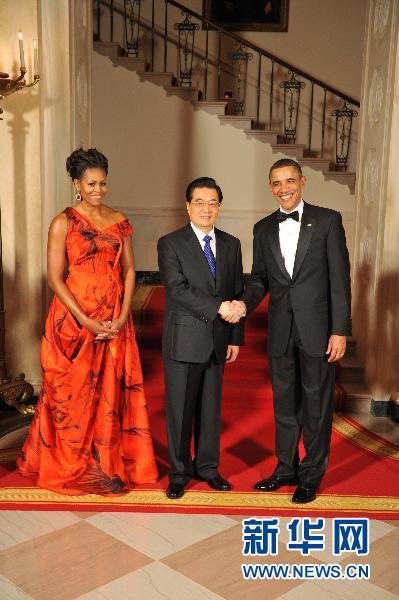 Chinese President Hu Jintao (C) attends a welcome banquet hosted by U.S. President Barack Obama (R) at the White House in Washington, the United States, Jan. 19, 2011.