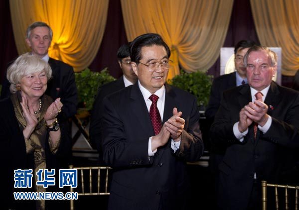 Chinese President Hu Jintao (C) arrived in Chicago on January 20, 2011. Chicago Mayor Richard M. Daley (R) greeted Hu at the airport of Chicago. Hu attended the welcome banquet held by Mayor Daley. [Xinhua photo]