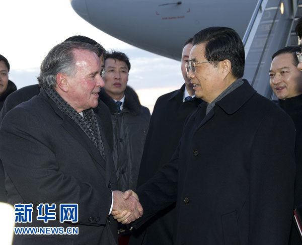 Chinese President Hu Jintao (R) arrived in Chicago on January 20, 2011. Chicago Mayor Richard M. Daley (L) greeted Hu at the airport of Chicago. Hu attended the welcome banquet held by Mayor Daley. [Xinhua photo] 