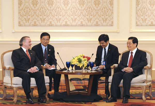 Chinese President Hu Jintao (R) meets with Chicago Mayor Richard M. Daley in Chicago on January 20, 2011. [Xinhua]