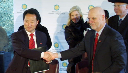 Chinese Ambassador to the US Chen Wangxia (L) shakes hands with Dennis Kelly, Director, Smithsonian's National Zoo, as Ken Salazar (R), US Secretary of the Interior and Mary Kaye Cooper, spouse of US Ambassador to China, look on after signing a new Giant Panda loan agreement, Jan 20, 2011. [Agencies] 