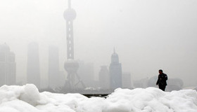 Snow disrupts transport across Shanghai