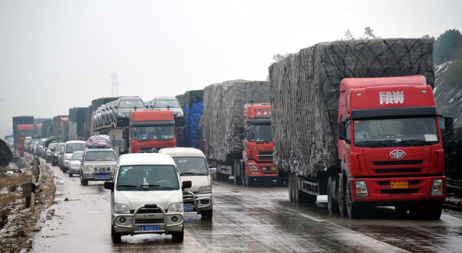 Sleet causes traffic jams on highway in S China