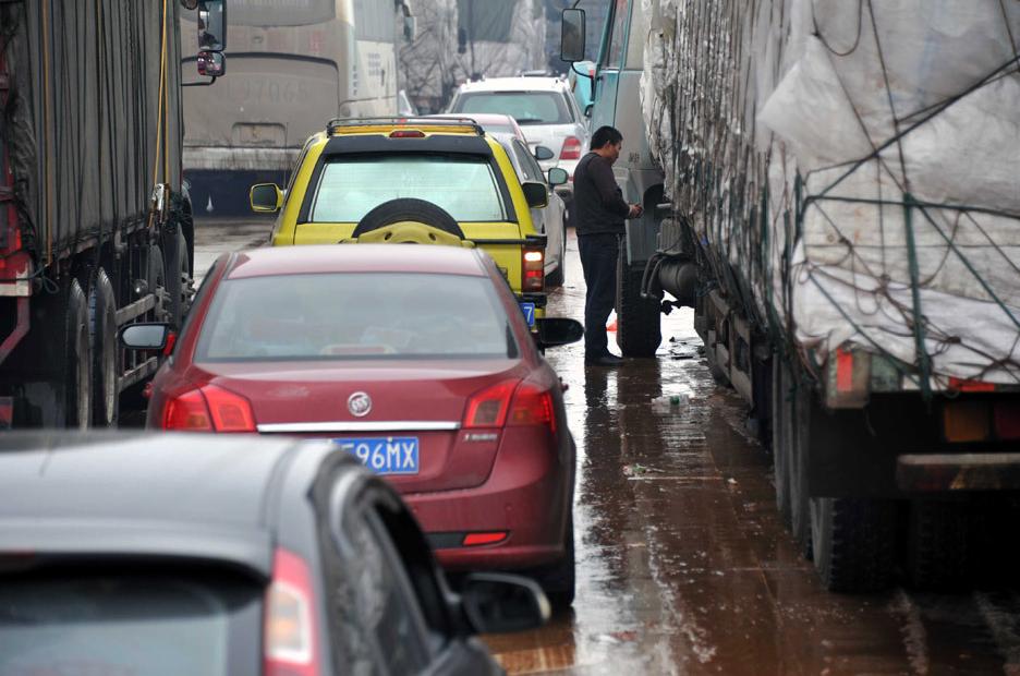 Sleet causes traffic jams on highway in S China