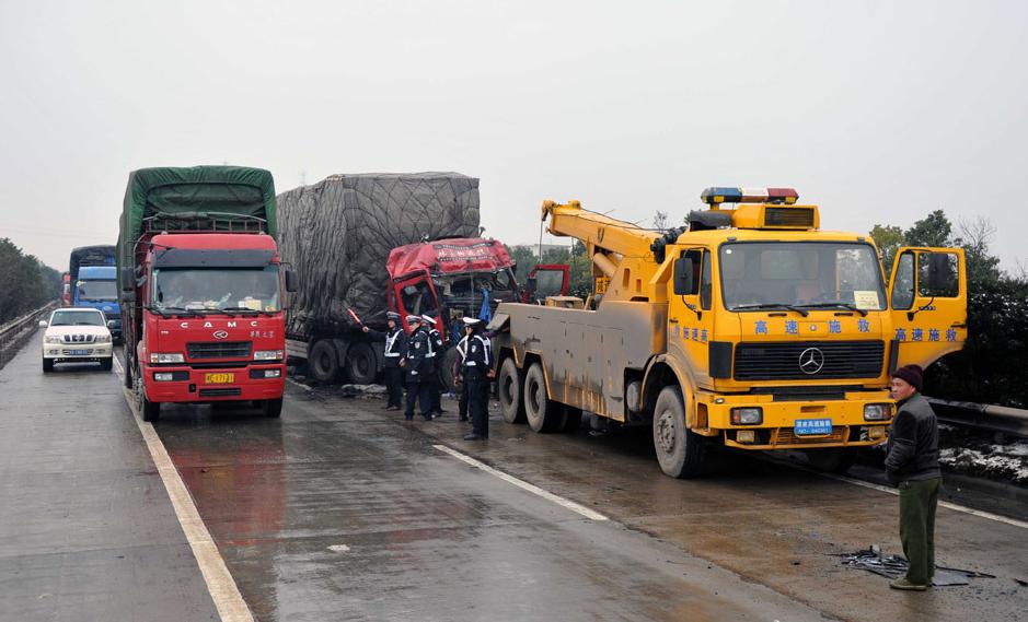 Sleet causes traffic jams on highway in S China