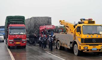 Sleet causes traffic jams on highway in S China