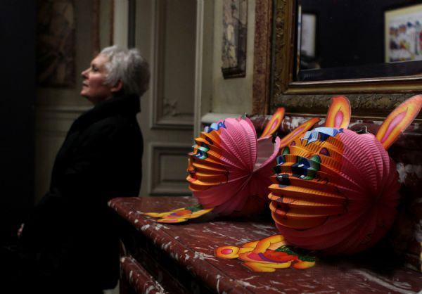 A woman visits a photo exhibition on Chinese lanterns during an event promoting the upcoming Chinese New Year in Paris, capital of France, Jan 22, 2011. 2011 is the year of Rabbit in traditional Chinese culture.[Xinhua]
