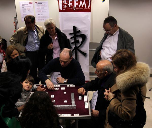 People learn Mahjong during an event promoting the upcoming Chinese New Year at the China Culture Center in Paris, capital of France, Jan 22, 2011. [Xinhua]
