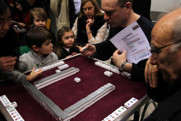 People learn Mahjong during an event promoting the upcoming Chinese New Year at the China Culture Center in Paris, capital of France, Jan 22, 2011. [Xinhua]