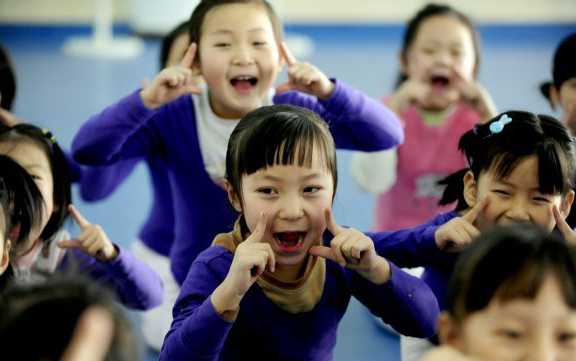 Pupils pose during a dance training in Shenyang, capital of Northeast China&apos;s Liaoning Province, Jan 22, 2011. As the winter vacation comes, pupils who love dance are engaged in attending training classes. [Photo/Xinhua] 