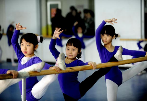 Pupils pose during a dance training in Shenyang, capital of Northeast China&apos;s Liaoning Province, Jan 22, 2011. As the winter vacation comes, pupils who love dance are engaged in attending training classes. [Photo/Xinhua] 