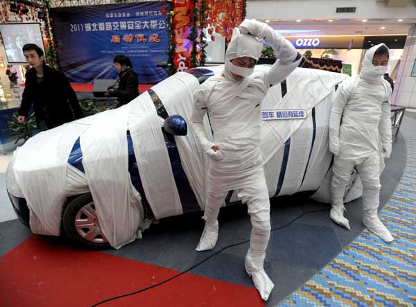 A car swathed in bandages is put on show at a department store in Wuhan, capital of Central China&apos;s Hubei province, Jan 22, 2010 to warn people of the dangers of drinking and driving. [Photo/Xinhua]