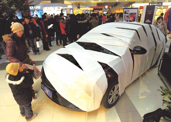 A car swathed in bandages is put on show over the weekend at a department store in Wuhan, capital of Central China&apos;s Hubei province, Jan 22,2010 to warn people of the dangers of drinking and driving. [Photo/Xinhua]