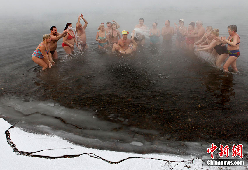 Sergey Kaunov, a member of a local winter swimmers&apos; club, and his bride Irina Kuzmenko celebrate their wedding on the bank of Yenisey River with the air temperature at about -30 degrees Celsius (-22 degree Fahrenheit) in the Russia&apos;s Siberian city of Krasnoyarsk, Jan 22, 2011. Irina does not practice winter bathing, but she did it on the day of wedding after heating up in a sauna. [Photo/Chinanews.com]