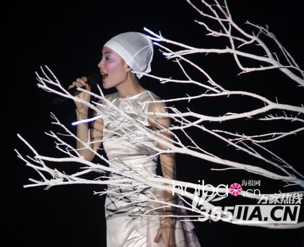 Chinese top-singer Faye Wong performs during her concert at Taipei Arena on January 21, 2011 in Taipei, Taiwan of China. [Photo/Agencies]