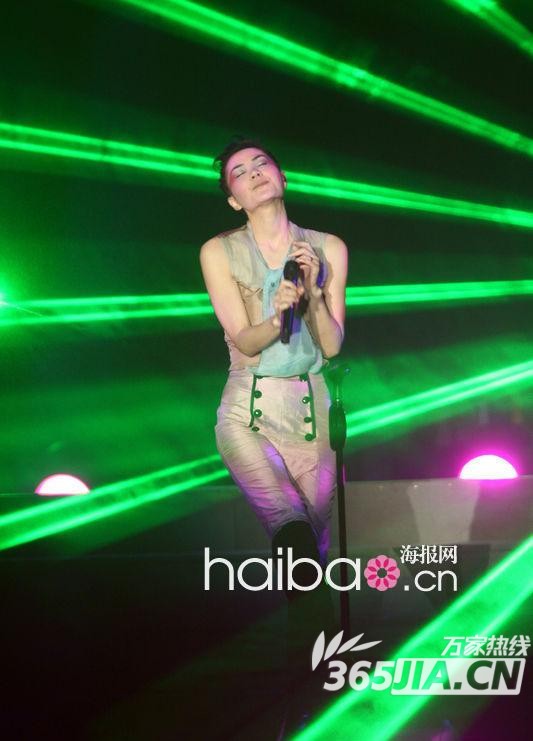 Chinese top-singer Faye Wong performs during her concert at Taipei Arena on January 21, 2011 in Taipei, Taiwan of China. [Photo/Agencies]