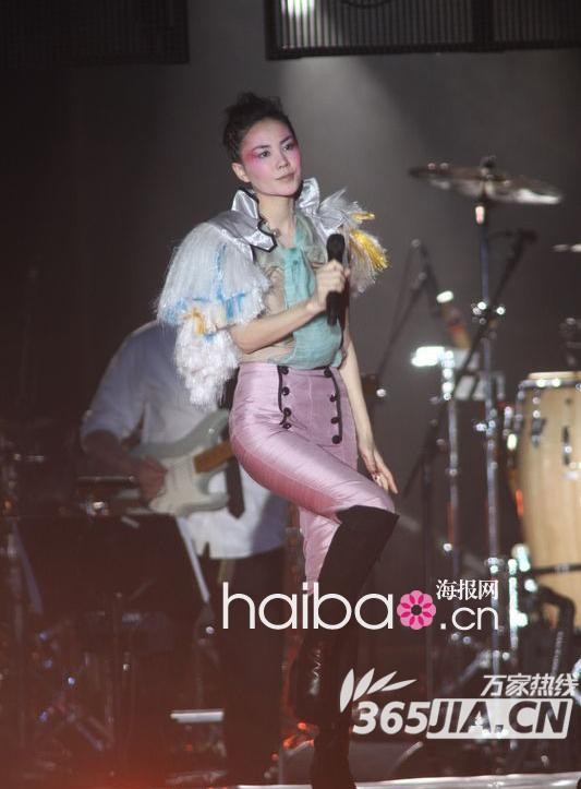 Chinese top-singer Faye Wong performs during her concert at Taipei Arena on January 21, 2011 in Taipei, Taiwan of China. [Photo/Agencies]