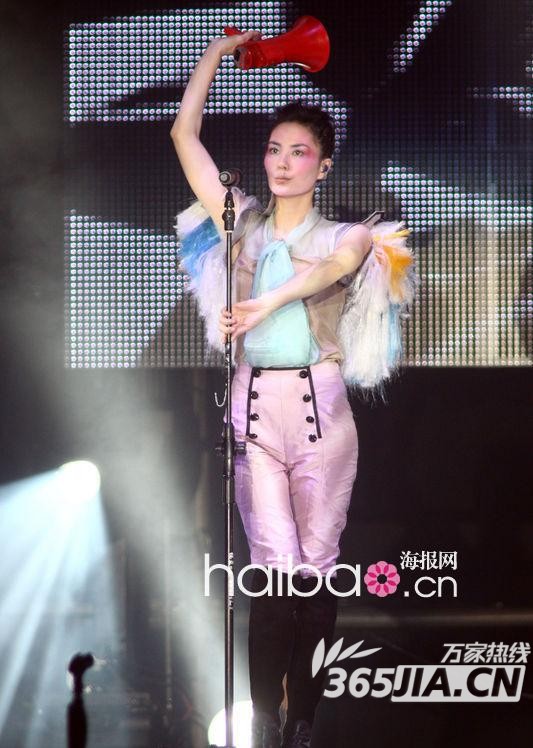 Chinese top-singer Faye Wong performs during her concert at Taipei Arena on January 21, 2011 in Taipei, Taiwan of China. [Photo/Agencies]