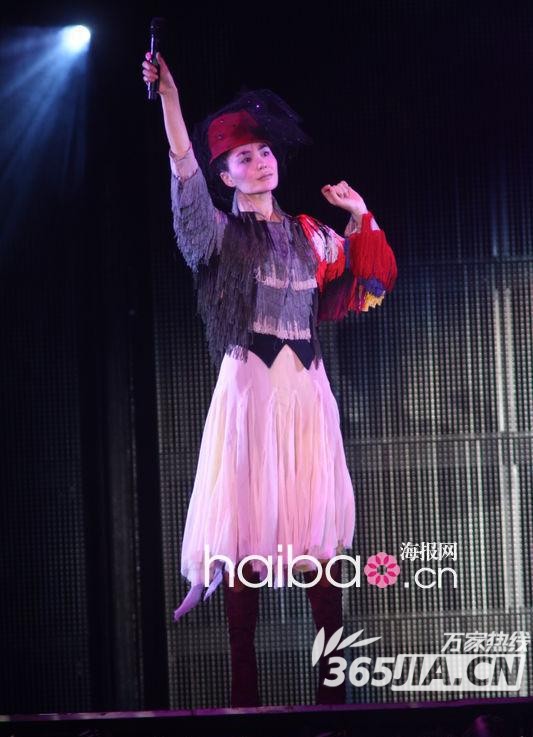 Chinese top-singer Faye Wong performs during her concert at Taipei Arena on January 21, 2011 in Taipei, Taiwan of China. [Photo/Agencies]