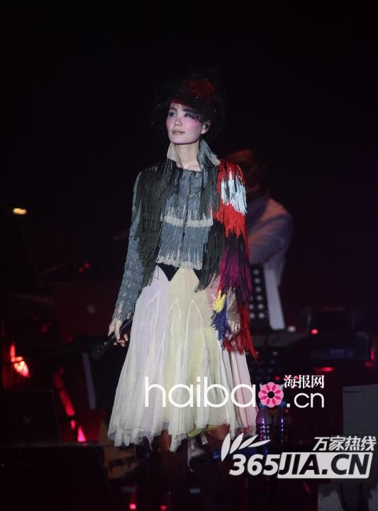 Chinese top-singer Faye Wong performs during her concert at Taipei Arena on January 21, 2011 in Taipei, Taiwan of China. [Photo/Agencies]