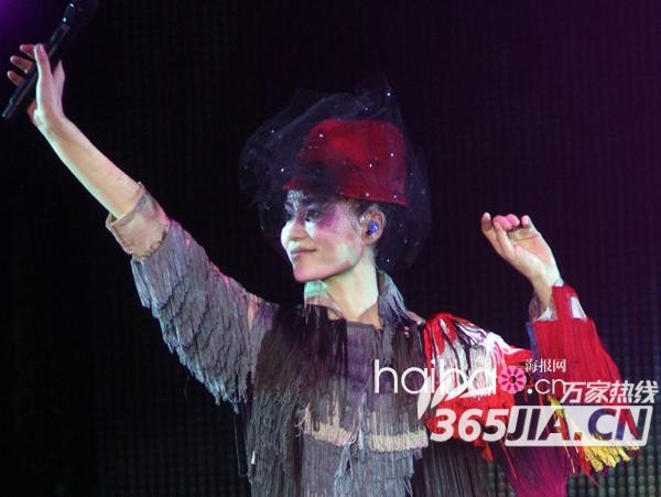 Chinese top-singer Faye Wong performs during her concert at Taipei Arena on January 21, 2011 in Taipei, Taiwan of China. [Photo/Agencies]