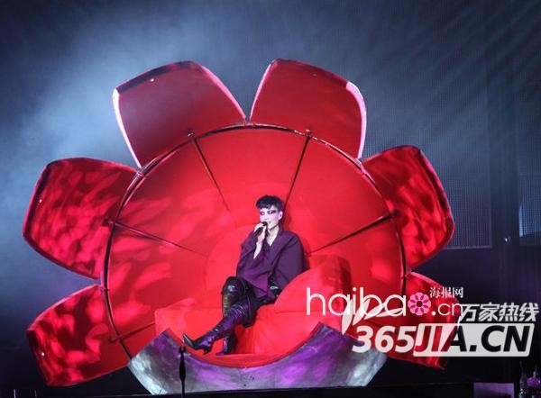 Chinese top-singer Faye Wong performs during her concert at Taipei Arena on January 21, 2011 in Taipei, Taiwan of China. [Photo/Agencies]