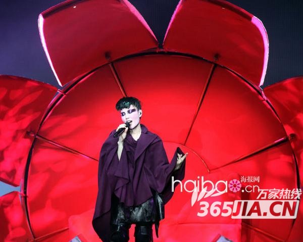 Chinese top-singer Faye Wong performs during her concert at Taipei Arena on January 21, 2011 in Taipei, Taiwan of China. [Photo/Agencies]