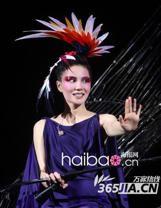 Chinese top-singer Faye Wong performs during her concert at Taipei Arena on January 21, 2011 in Taipei, Taiwan of China. [Photo/Agencies]