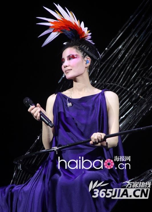 Chinese top-singer Faye Wong performs during her concert at Taipei Arena on January 21, 2011 in Taipei, Taiwan of China. [Photo/Agencies]