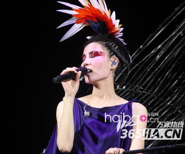 Chinese top-singer Faye Wong performs during her concert at Taipei Arena on January 21, 2011 in Taipei, Taiwan of China. [Photo/Agencies]