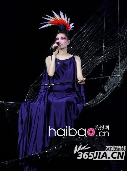 Chinese top-singer Faye Wong performs during her concert at Taipei Arena on January 21, 2011 in Taipei, Taiwan of China. [Photo/Agencies]