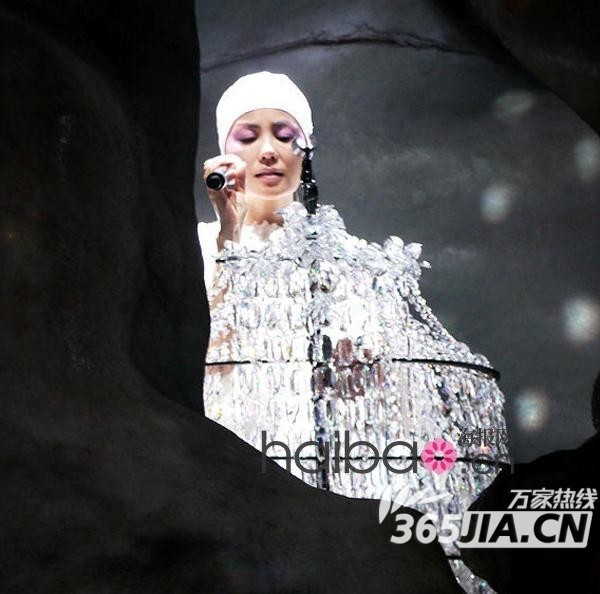 Chinese top-singer Faye Wong performs during her concert at Taipei Arena on January 21, 2011 in Taipei, Taiwan of China. [Photo/Agencies]