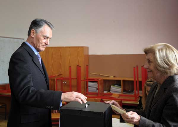 Incumbent Portuguese President Anibal Cavaco Silva casts his vote at a polling station in Lisbon, capital of Portugal, Jan 23, 2011. Portugal&apos;s presidential election began here on Sunday morning. [Photo/Xinhua]