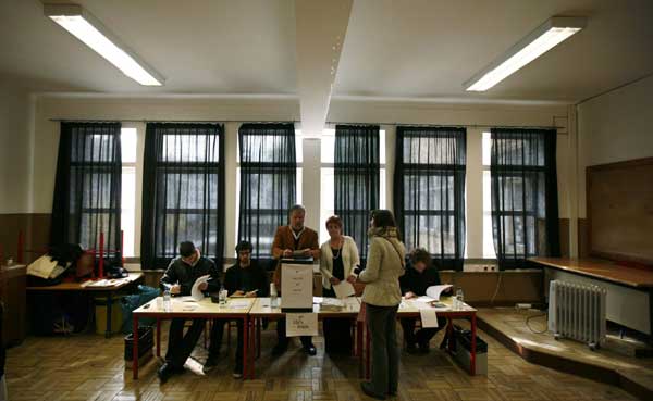 A woman registers to vote at a polling station during the presidential elections in Lisbon, Jan 23, 2011. [China Daily/Agencies]