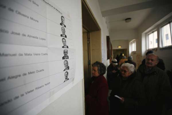 People wait in line to cast their ballots at a polling station in Lisbon January 23, 2011. [China Daily/Agencies]