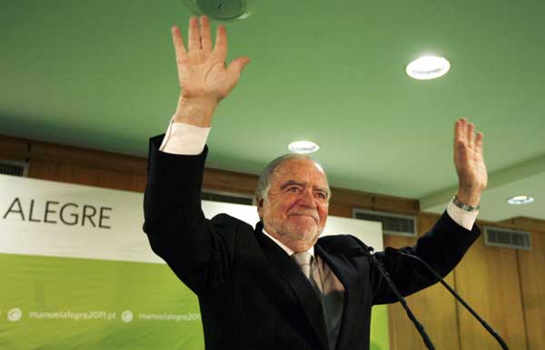 Portuguese presidential candidate Manuel Alegre gestures during a news conference while his supporters applaud him in Lisbon Jan 23, 2011. [China Daily/Agencies]